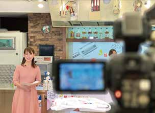 カメラの前で番組に出演する岩手佳代子